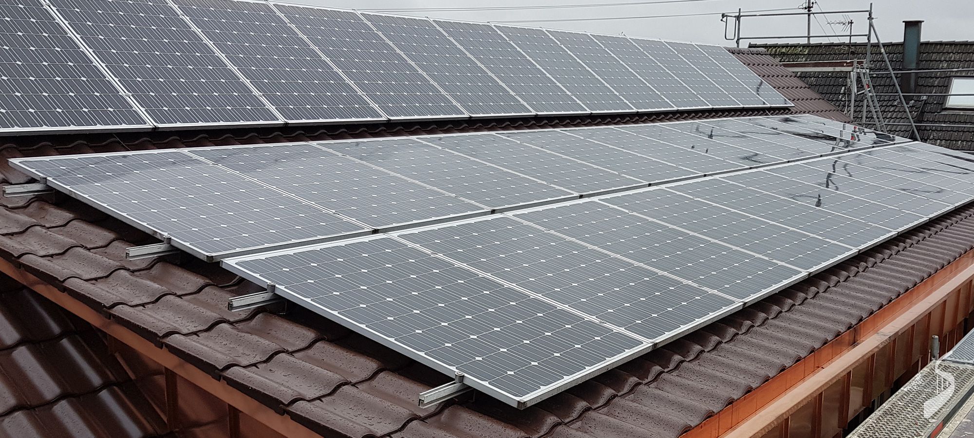 Dach mit Solarpaneelen