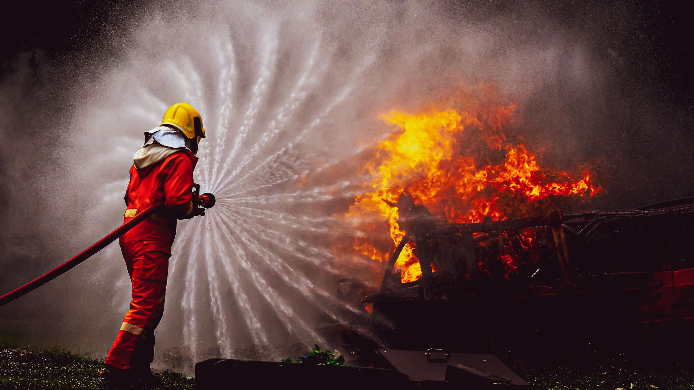 Feuerwehrmann löscht ein Feuer